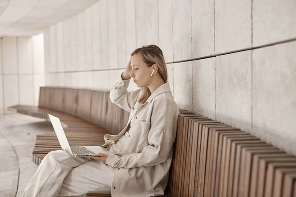 Uma Jovem Está Trabalhando Laptop Parque Conceito Trabalho Remoto Através — Fotografia de Stock