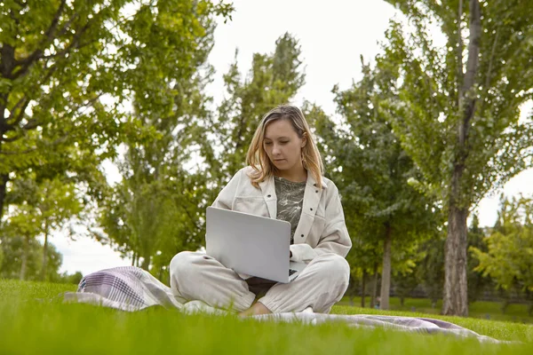 Mulher Está Deitada Usando Laptop Parque Sorrindo Jovem Estudante Mulher — Fotografia de Stock