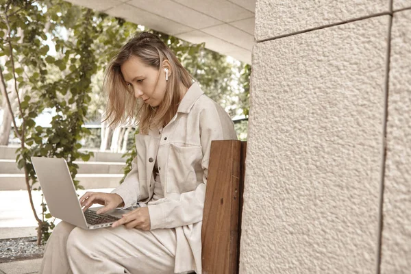 Uma Jovem Está Trabalhando Laptop Parque Conceito Trabalho Remoto Através — Fotografia de Stock