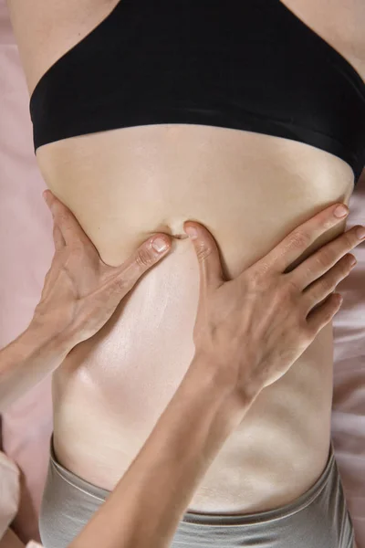 Close Massagens Massagistas Sexo Feminino Estômago Cliente Dando Uma Massagem — Fotografia de Stock