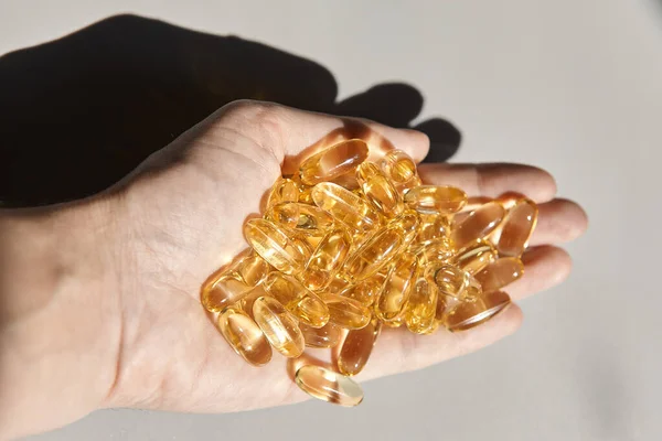 Frauenhand Hält Vitamin Omega Fischöl Pillen — Stockfoto