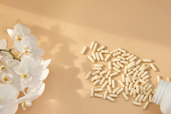Ein Weißes Plastikgefäß Gefüllt Mit Kleinen Tabletten Liegt Auf Der — Stockfoto