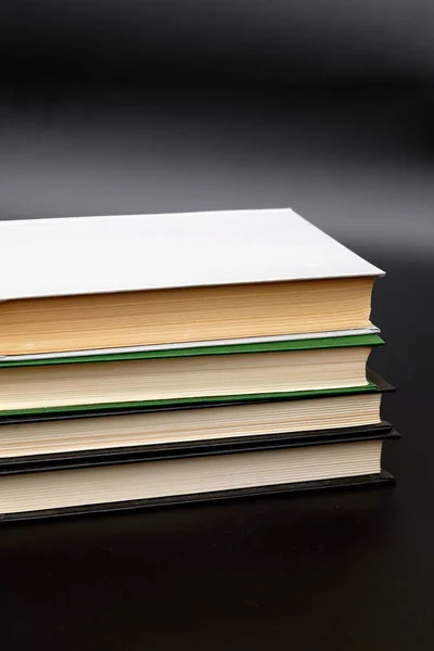 Stack Libri Colorati Libro Aperto Una Pila Libri Concetto Istruzione — Foto Stock