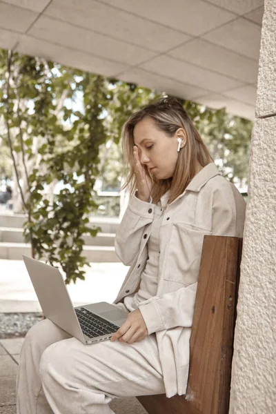 Uma Jovem Está Trabalhando Laptop Parque Conceito Trabalho Remoto Através — Fotografia de Stock