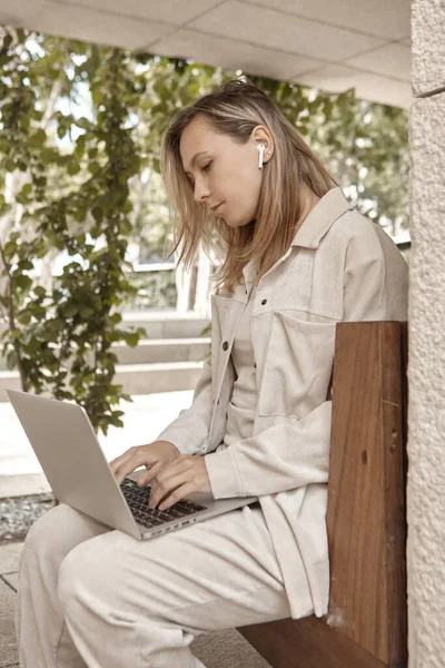 Uma Jovem Está Trabalhando Laptop Parque Conceito Trabalho Remoto Através — Fotografia de Stock