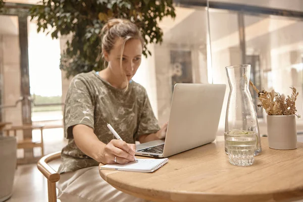 Retrato Bela Jovem Sentada Mesa Com Laptop Café Aprendendo Line — Fotografia de Stock