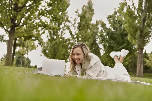 Woman Lying Using Laptop Park Smiling Young Student Woman Using — Stock Photo, Image