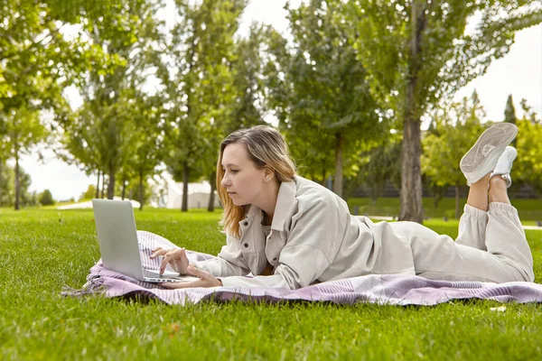 Woman Lying Using Laptop Park Smiling Young Student Woman Using — Stock Photo, Image