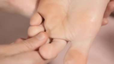 Refleksoloji ayak masajını kapat. Profesyonel terapist kaplıcadaki bir kadına bacak ve ayak masajı yapıyor. Bayan masaj terapisti müşterinin bacaklarına masaj yapıyor. Vücut gevşemesi ve cilt bakımı