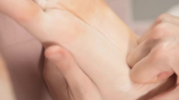 闭合反射足底按摩 专业的治疗师给一位在温泉疗养的妇女提供腿和脚按摩 女性按摩师按摩病人的腿 身体放松和皮肤护理 — 图库视频影像