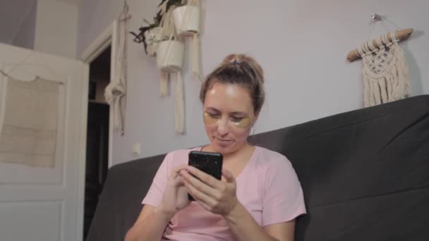 Jovem mulher bonita usando um smartphone na sala — Vídeo de Stock