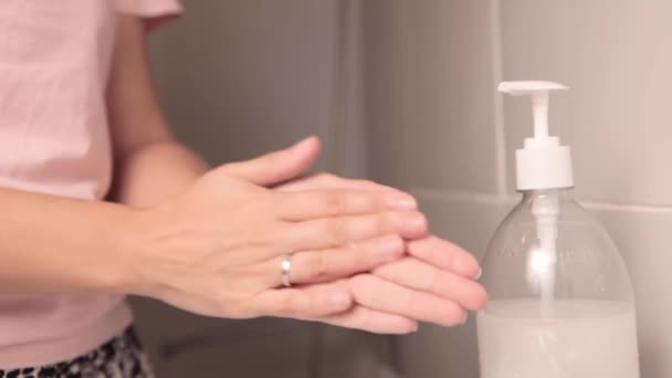Μια γυναίκα πλένει τα χέρια της στο νιπτήρα.. — Αρχείο Βίντεο