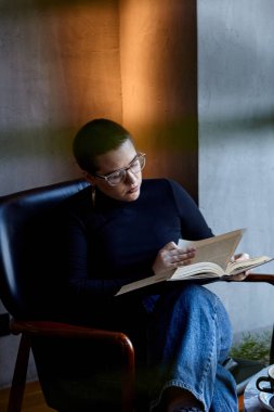 Genç bir kız bir kafede oturmuş kitap okuyor. Eğitim ve uzak çalışma kavramı 