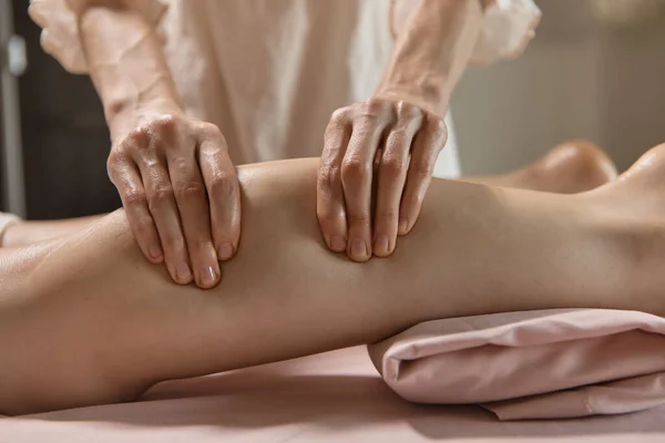 Närbild Zonterapi Fotmassage Professionell Terapeut Som Ger Kalvmuskelmassage Till Kvinna — Stockfoto