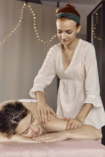 Osteopat Terapeut Gör Manipulation Och Massera Patienten Kvinnlig Massageterapeut Masserar — Stockfoto