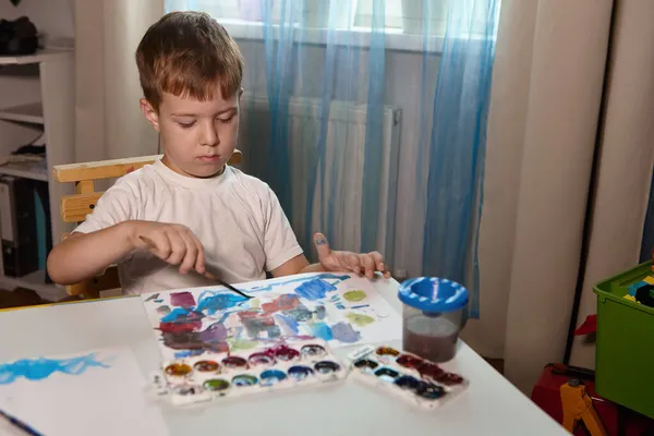 Niño Dibuja Con Pinturas Una Mesa Habitación Imágenes Fullhd Alta —  Fotos de Stock