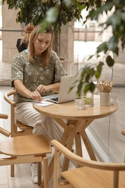 Uma Jovem Está Sentada Café Trabalhando Laptop Conceito Trabalho Freelancer — Fotografia de Stock
