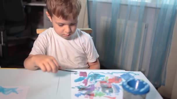 Garçon Dessine Avec Des Peintures Une Table Dans Chambre Des — Video