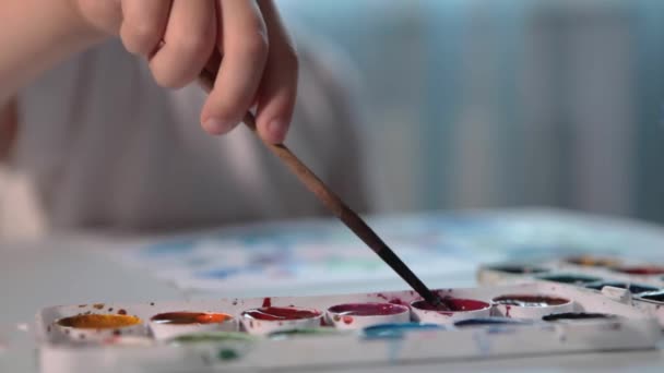 Niño Dibuja Con Pinturas Una Mesa Habitación Imágenes Fullhd Alta — Vídeos de Stock