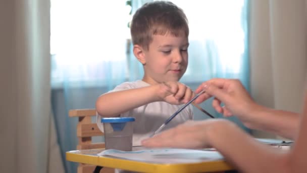 Odasındaki Bir Masada Boyayla Resim Çizen Bir Çocuk Yüksek Kalitede — Stok video