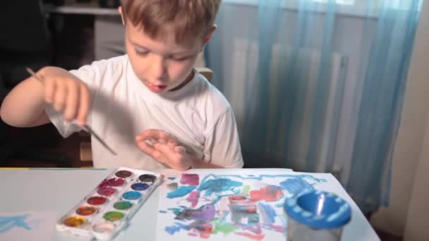 Chłopiec Rysuje Farbami Przy Stole Swoim Pokoju Wysokiej Jakości Film — Wideo stockowe