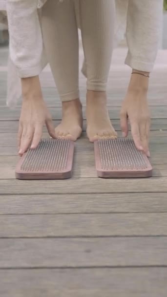 A woman stands on Sadhu board — Stock Video