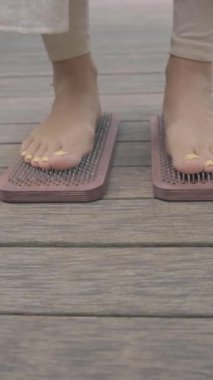 Sadhu tahtasında bir kadın duruyor.