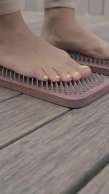 Sadhu tahtasında bir kadın duruyor.