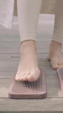 Sadhu tahtasında bir kadın duruyor.