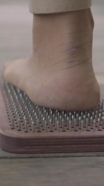 Sadhu tahtasında bir kadın duruyor.