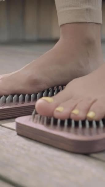 A woman stands on Sadhu board — Stock Video