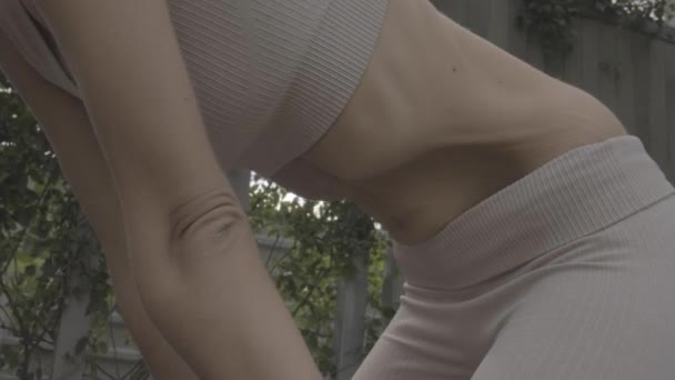 女性は胃を真空にする — ストック動画