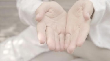 Bir kadın parkta meditasyon yapıyor.