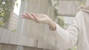 Bir kadın parkta meditasyon yapıyor.