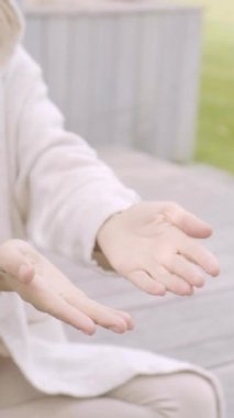 Bir kadın parkta meditasyon yapıyor.