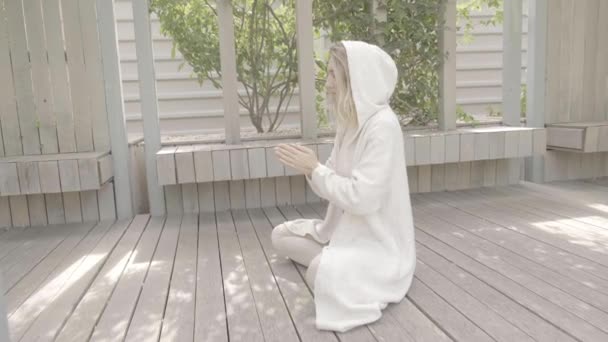 Una donna medita nel parco — Video Stock