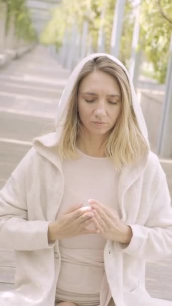 公園で瞑想する女性 — ストック動画