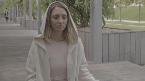 Een vrouw mediteert in het park — Stockvideo