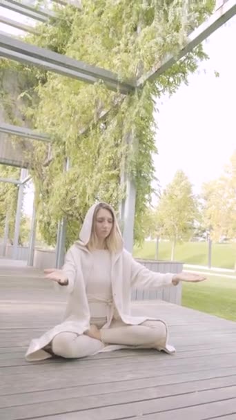 Kobieta medytuje w parku. — Wideo stockowe