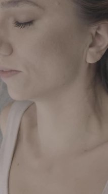 Bir kadın yere uzanıyor ve meditasyon yapıyor.