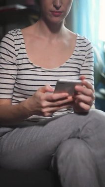 Güzel genç bayan telefon kullanıyor.