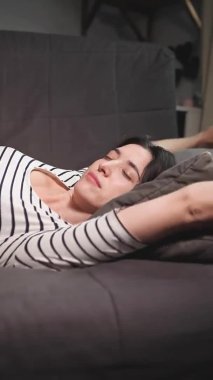 Kanepede bir kadın yatıyor.. 