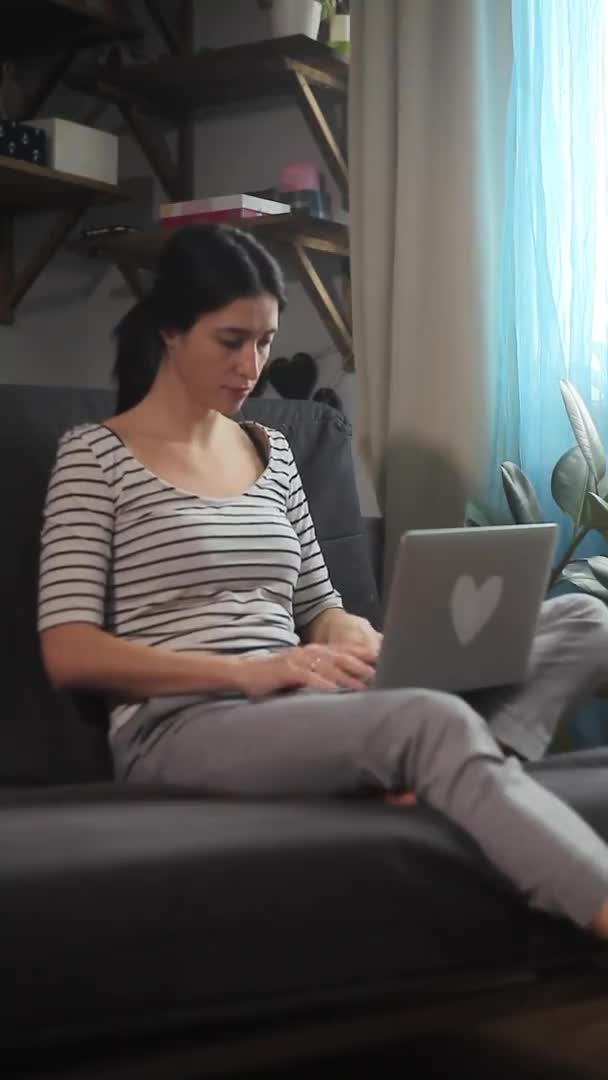Щаслива жінка, що працює на ноутбуці — стокове відео