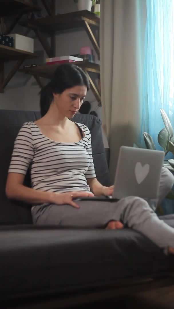Bella giovane donna che lavora sul computer portatile — Video Stock