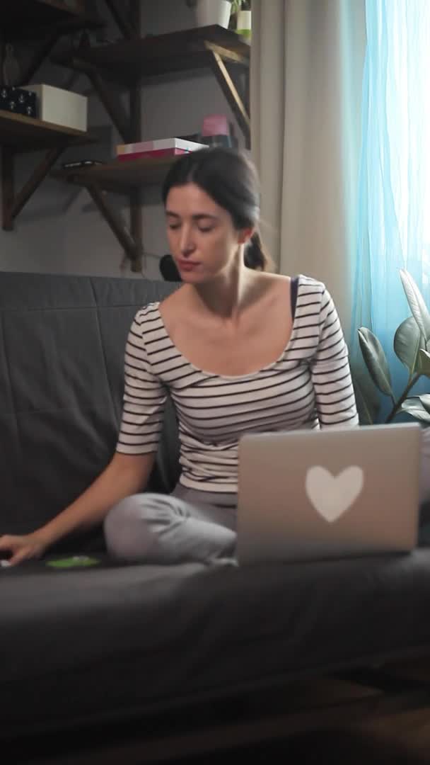 Piękna młoda kobieta pracująca na laptopie — Wideo stockowe