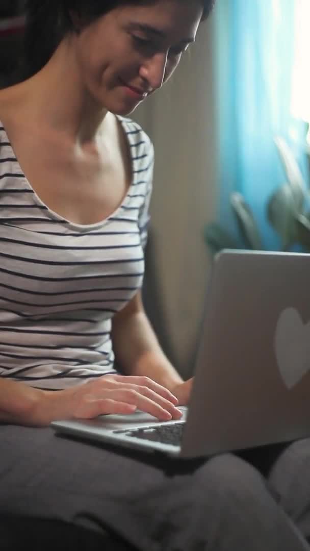 Mulher bonita trabalhando no computador portátil — Vídeo de Stock