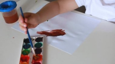 Çocuk odasında resim çiziyor.