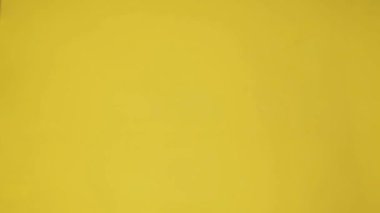 İnsanlar birbirlerine bir fincan kahve uzatırlar.