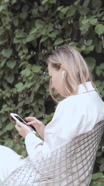 Videoda konuşan bir kadın.