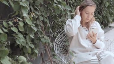 Videoda konuşan bir kadın.